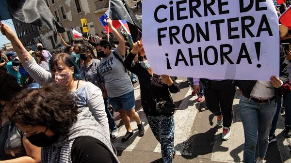 Chilenos protestando contra la migración irregular en Iquique, Chile - Sputnik Mundo