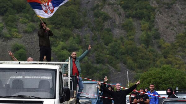 Los serbios de Kosovo protestan contra las restricciones de viaje con matrícula serbia en Jarinje  (Serbia), el 21 de septiembre del 2021 - Sputnik Mundo