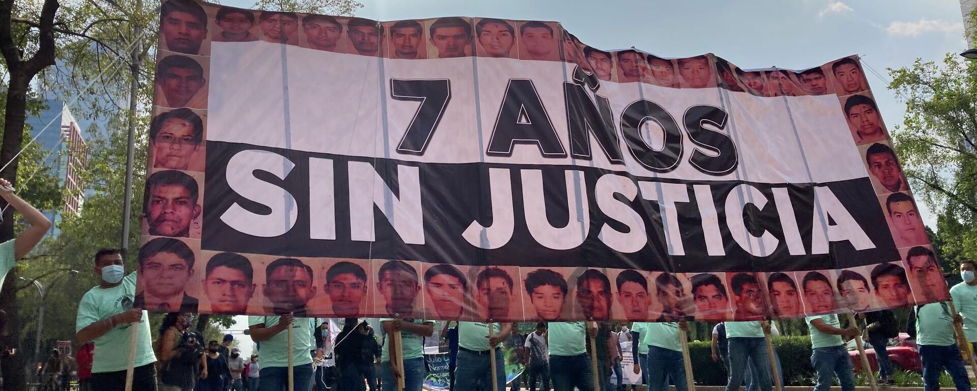 Manifestación por el séptimo aniversario de la desaparición de los 43 estudiantes de Ayotzinapa - Sputnik Mundo, 1920, 27.09.2021