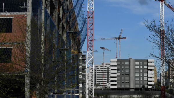 Construcción de pisos en una zona de Madrid durante los primeros meses de 2020 - Sputnik Mundo