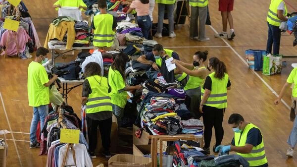 Voluntarios colaboran en la organización de las donaciones llegadas a La Palma - Sputnik Mundo