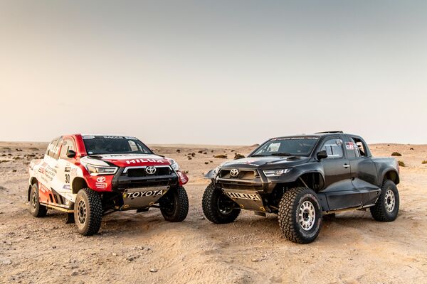 Izquierda: 2021 Dakar Hilux | Derecha: 2022 Dakar Hilux (Prototipo) - Sputnik Mundo