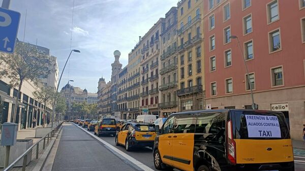 Taxistas protestan en Barcelona con una marcha lenta - Sputnik Mundo