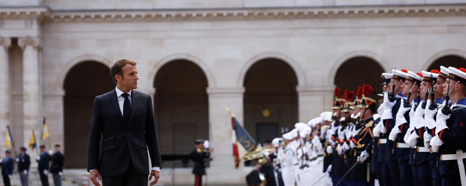 Emmanuel Macron, presidente de Francia, asiste a una parada militar en París, el 29 de septiembre del 2021 - Sputnik Mundo, 1920, 29.09.2021