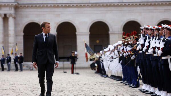 Emmanuel Macron, presidente de Francia, asiste a una parada militar en París, el 29 de septiembre del 2021 - Sputnik Mundo