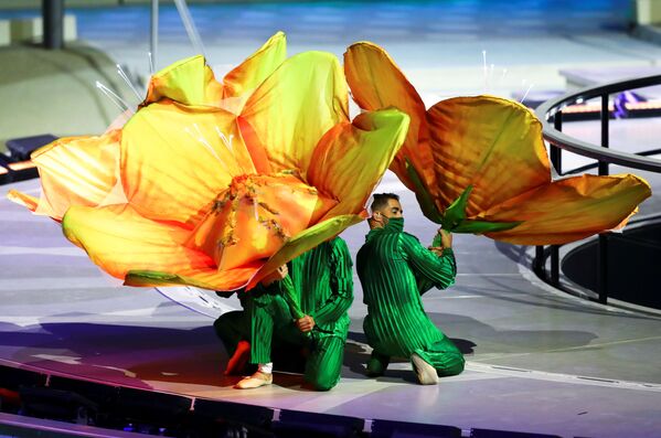 A la ceremonia asistieron estrellas de todo el mundo, como el tenor italiano Andrea Bocelli, la estrella británica del pop Ellie Goulding y el pianista chino Lang Lang.En la foto: artistas de los EAU actúan en la ceremonia de inauguración de la Expo 2020 de Dubái. - Sputnik Mundo