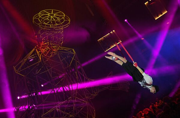Un trapecista actúa en el Gran Circo Estatal de San Petersburgo en un programa dedicado al centenario de la famosa estrella de cine y circo soviético y ruso Yuri Nikulin. - Sputnik Mundo