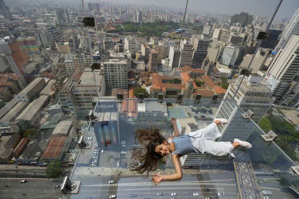 Una chica en el mirador de cristal del rascacielos Sampa Sky Mirante do Vale en San Paulo, Brasil. - Sputnik Mundo