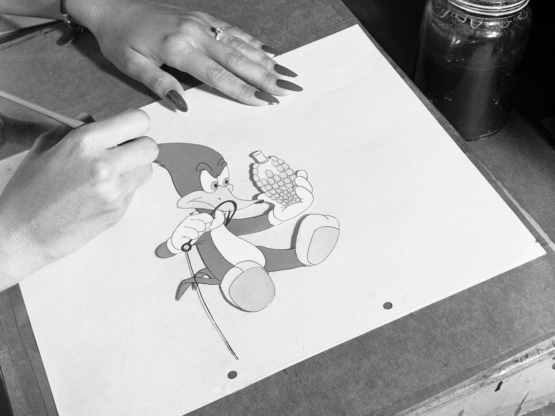 Una persona trabaja en un dibujo del Pájaro Loco en el estudio cinematográfico de dibujos animados Walter Lantz en Hollywood (EEUU) en agosto de 1948. - Sputnik Mundo, 1920, 01.10.2021