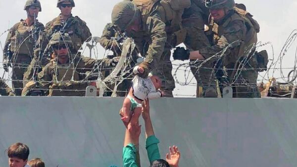 El rescate de un bebé afgano tras la toma de Kabul - Sputnik Mundo