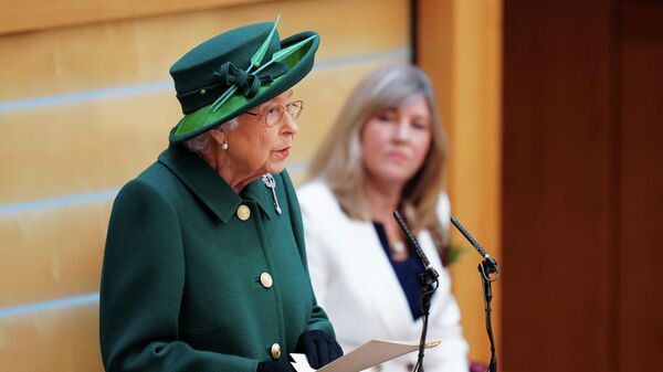 La reina británica Isabel II inaugura oficialmente la nueva sesión del Parlamento escocés, el 2 de octubre de 2021 - Sputnik Mundo