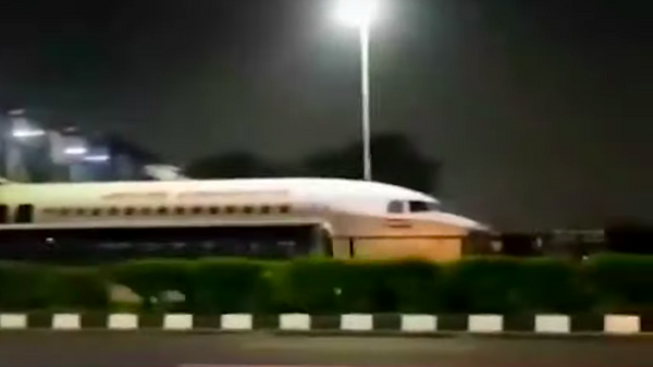 Un avión de pasajeros queda atascado debajo de un puente peatonal en la India - Sputnik Mundo