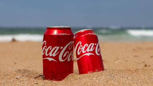 Unas latas de Coca-Cola - Sputnik Mundo