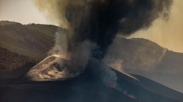 Columna de humo procedente del volcán de Cumbre Vieja (La Palma) - Sputnik Mundo