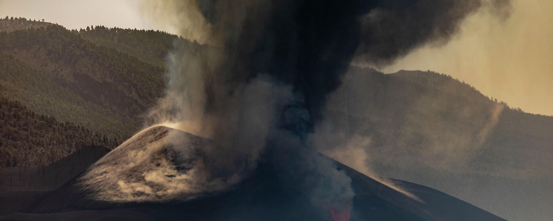 Columna de humo procedente del volcán de Cumbre Vieja (La Palma) - Sputnik Mundo, 1920, 04.10.2021