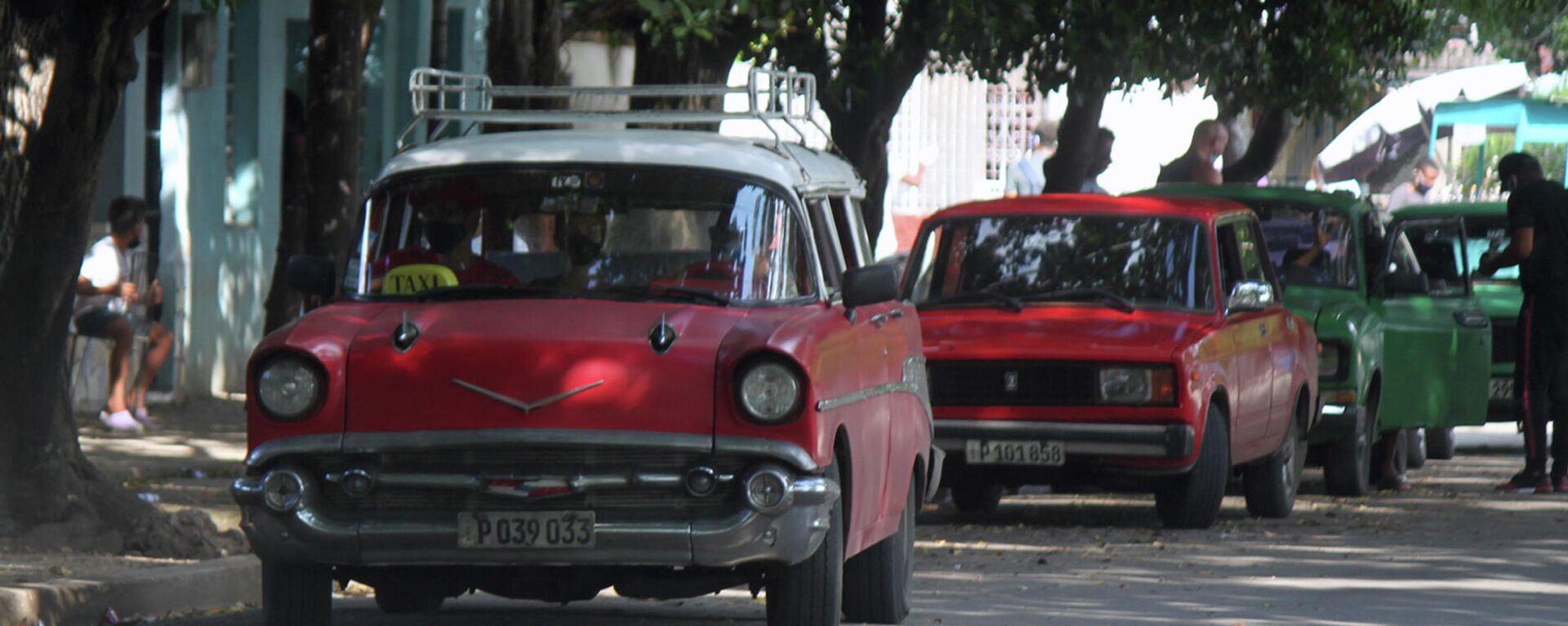 Autos de fabricación estadounidense con más de 65 años de explotación que aun circulan por las calles de Cuba - Sputnik Mundo, 1920, 04.10.2021