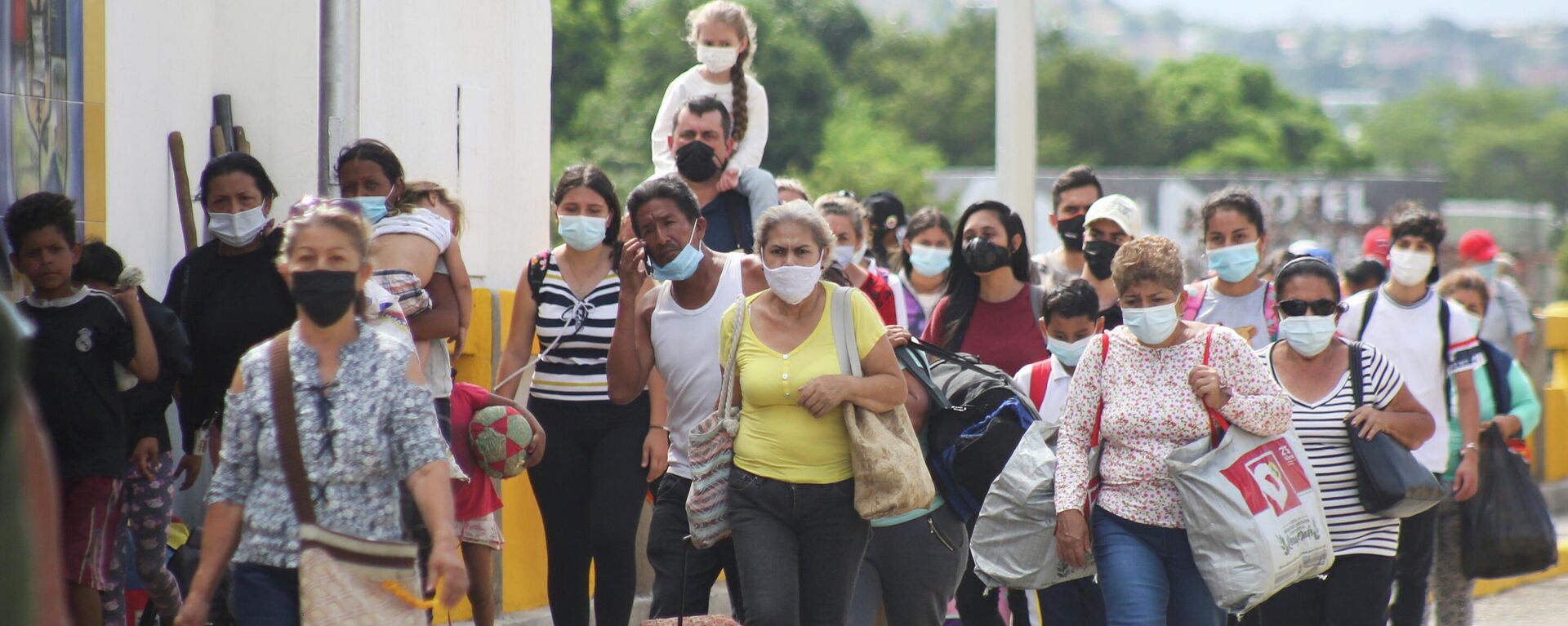 Personas autorizadas por razones humanitarias llegan por el puente internacional Simón Bolívar desde Cúcuta, Colombia, mientras se reabre el cruce en San Antonio del Táchira, Venezuela el 4 de octubre de 2021 Personas autorizadas por razones humanitarias llegan por el puente internacional Simón Bolívar desde Cúcuta, Colombia, mientras se reabre el cruce en San Antonio del Táchira, Venezuela el 4 de octubre de 2021 - Sputnik Mundo, 1920, 27.10.2021