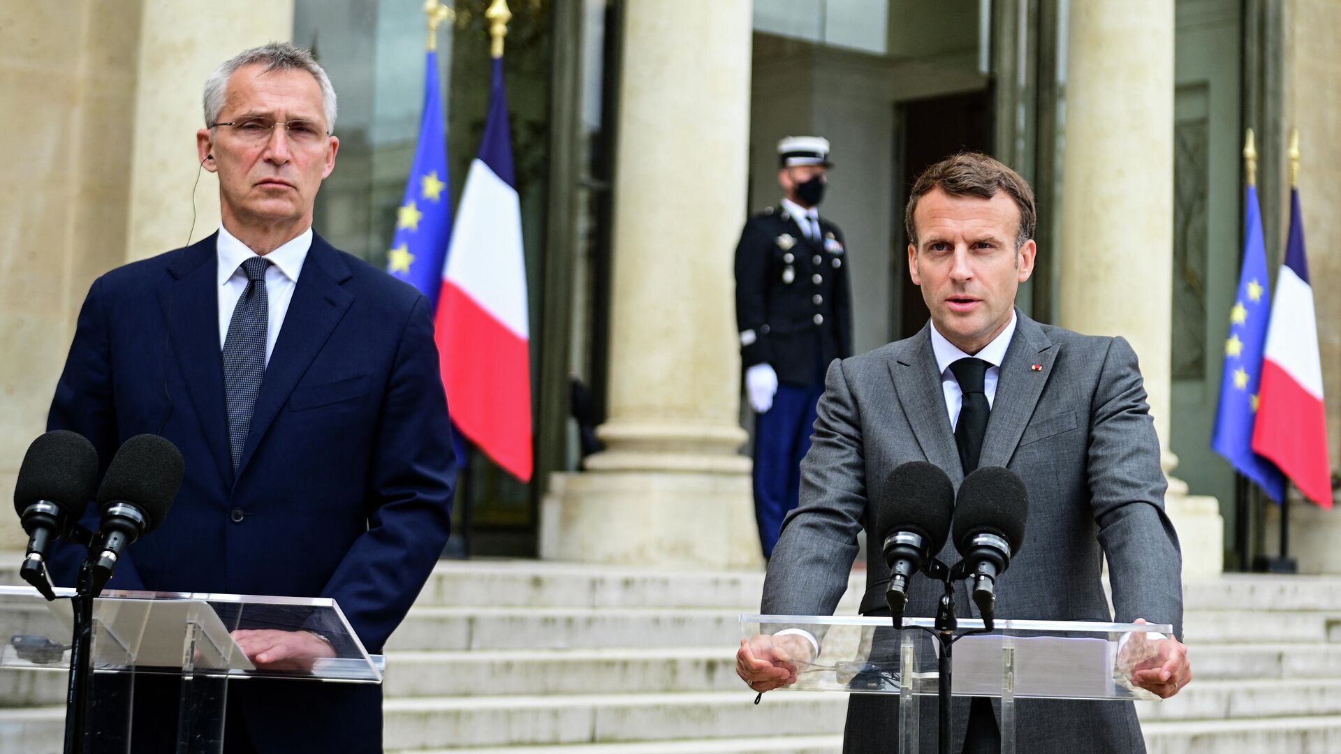 El secretario general de la OTAN, Jens Stoltenberg, y el presidente de Francia, Emmanuel Macron - Sputnik Mundo, 1920, 06.10.2021