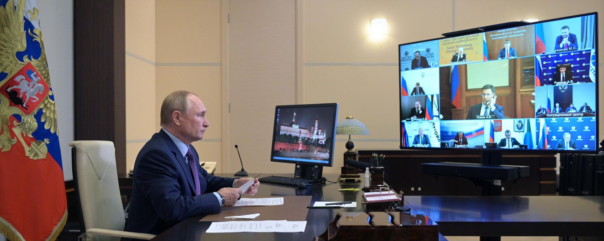 El presidente de Rusia, Vladímir Putin, durante una videoconferencia sobre el desarrollo de la energía en Rusia, 6 de octubre - Sputnik Mundo, 1920, 06.10.2021