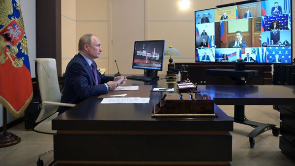 El presidente de Rusia, Vladímir Putin, durante una videoconferencia sobre el desarrollo de la energía en Rusia, 6 de octubre - Sputnik Mundo