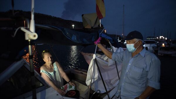 Margaretha y Luis, vecinos afectados por la erupción del volcán en La Palma - Sputnik Mundo