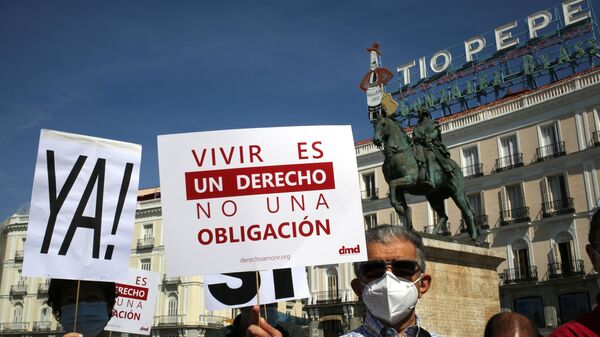 Concentración de la asociación Derecho a Morir Dignamente (DMD) en Madrid - Sputnik Mundo