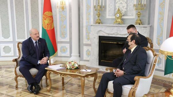El presidente de Bielorrusia, Aleksandr Lukashenko, junto al embajador y enviado especial del Gobierno de Venezuela, Adán Chávez  - Sputnik Mundo