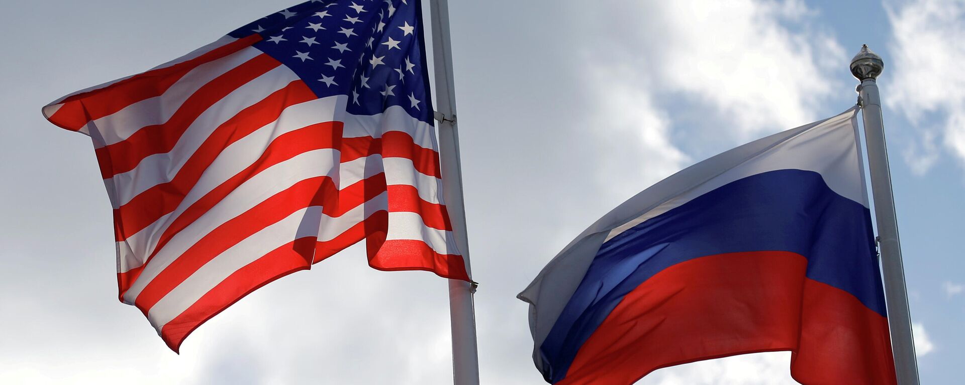 Banderas de Rusia y EEUU (referencial) - Sputnik Mundo, 1920, 13.10.2021