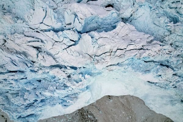Al navegar por las aguas cercanas al Eqi es posible ver pequeños témpanos de hielo, los cuales se vuelven cada vez más grandes a medida que se acerca el glaciar. - Sputnik Mundo