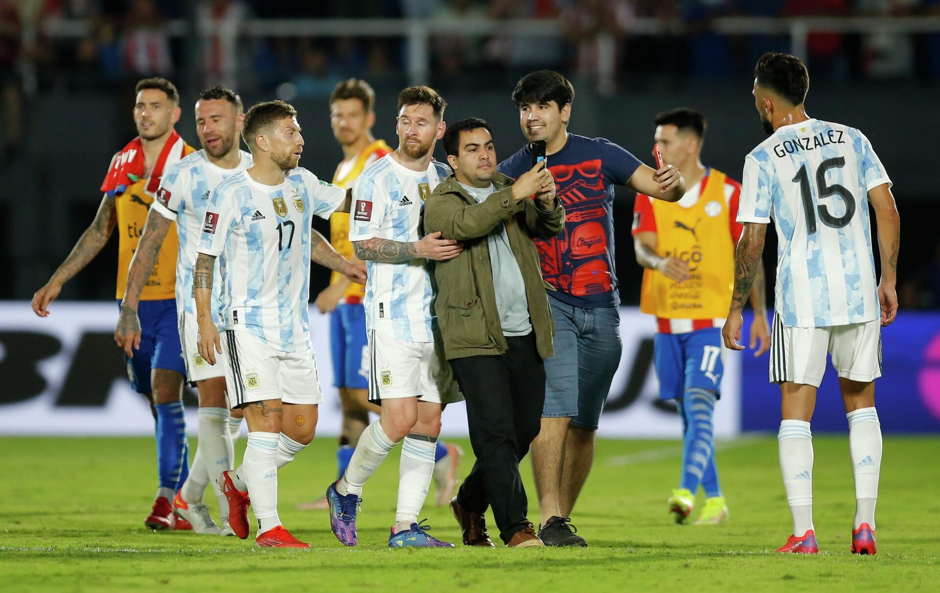 Un fanático intenta tomarse una fotografía con Lionel Messi luego del partido entre Paraguay y Argentina en Asunción - Sputnik Mundo, 1920, 08.10.2021