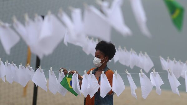 Una protesta en la playa de Copacabana de Río recuerda a las víctimas del COVID-19 - Sputnik Mundo