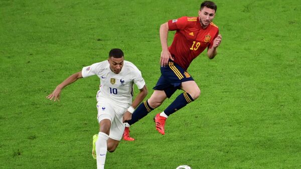 Partido de fútbol entre España y Francia en el final de la Liga de las Naciones de la UEFA - Sputnik Mundo