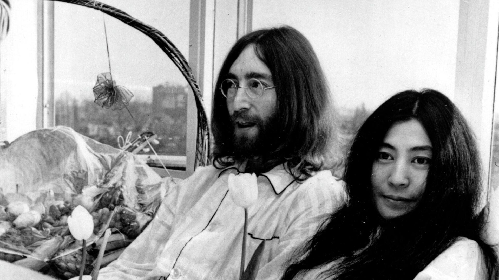 El cantante John Lennon y su esposa Yoko Ono  - Sputnik Mundo, 1920, 10.09.2023