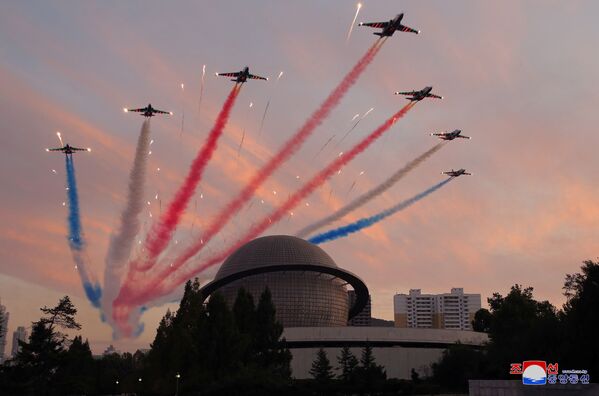 Un espectáculo aéreo durante la exposición Autodefensa-2021 en Pyongyang. - Sputnik Mundo