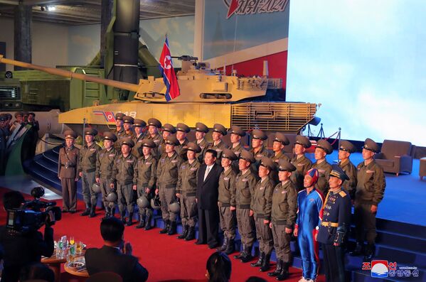 Sin embargo, Kim Jong-un señaló que la capacidad de defensa de Corea del Norte seguirá fortaleciéndose &quot;para la supervivencia del Estado&quot; y prometió construir un &quot;Ejército invencible&quot;.En la foto: Kim Jong-un cerca de un tanque de fabricación nacional. - Sputnik Mundo