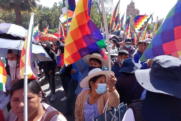 Marcha en defensa de la wiphala en Bolivia - Sputnik Mundo