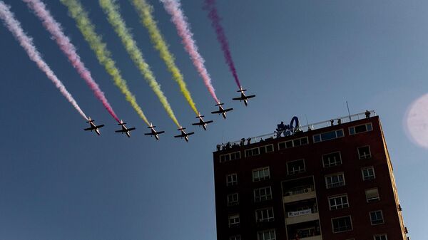 La Patrulla Águila dibuja la bandera de España en el cielo de Madrid  - Sputnik Mundo
