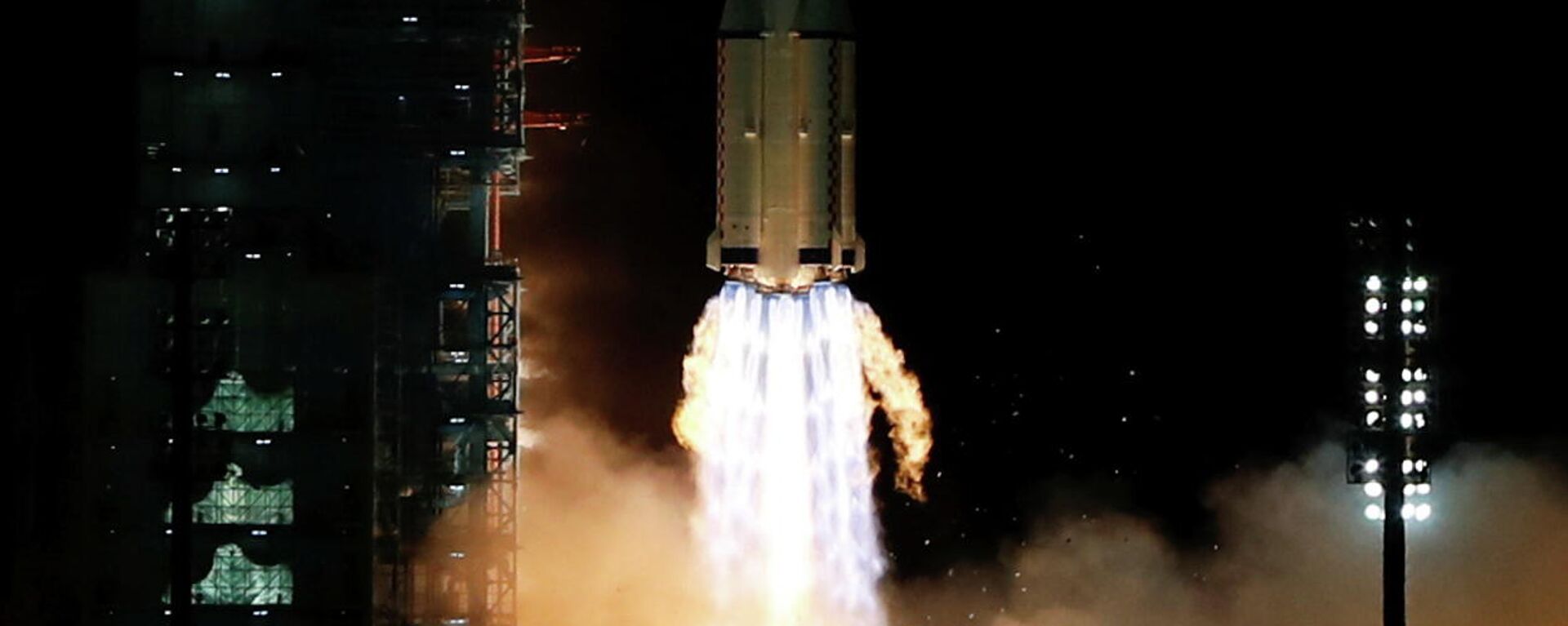 Lanzamiento de cohete portador Larga Marcha-2F que lleva a la órbita la nave espacial Shenzhou-13 - Sputnik Mundo, 1920, 15.10.2021