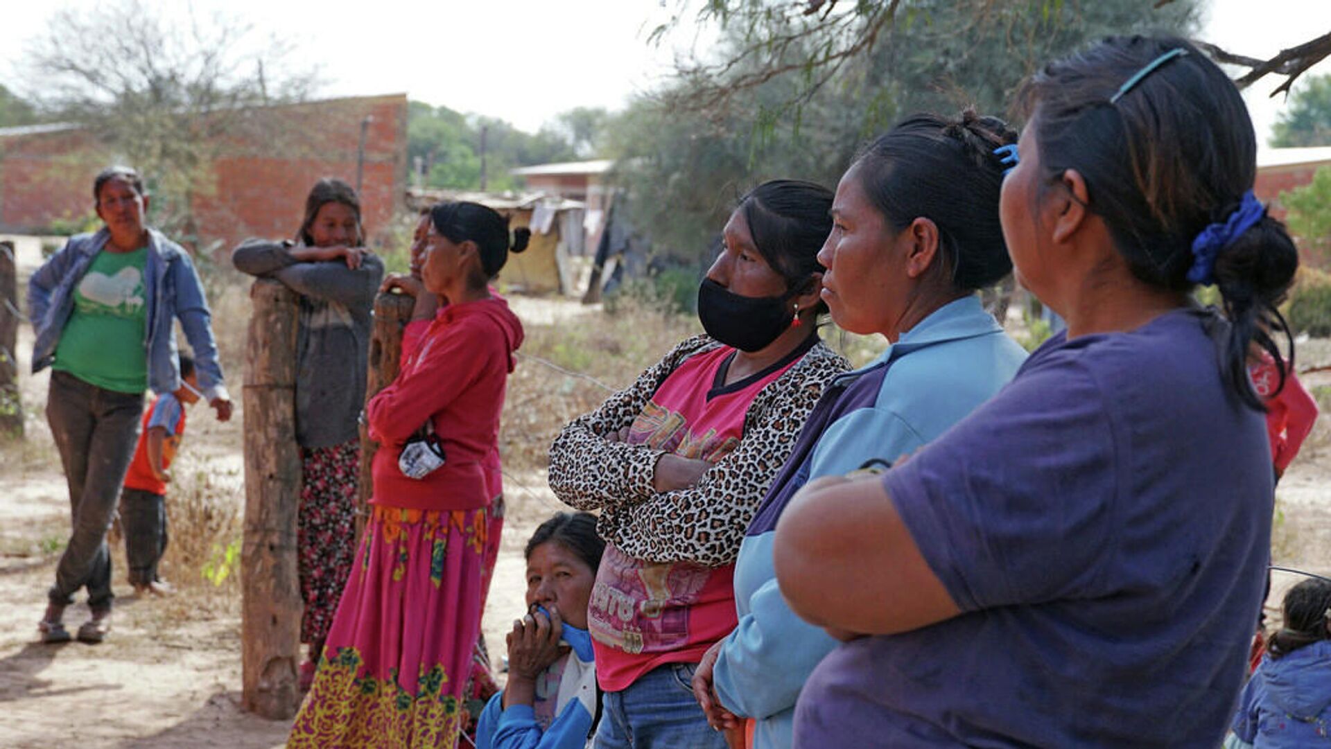Mujeres de una comunidad indígena en Paraguay esperan para recibir su dosis de la vacuna contra el COVID-19 - Sputnik Mundo, 1920, 15.10.2021