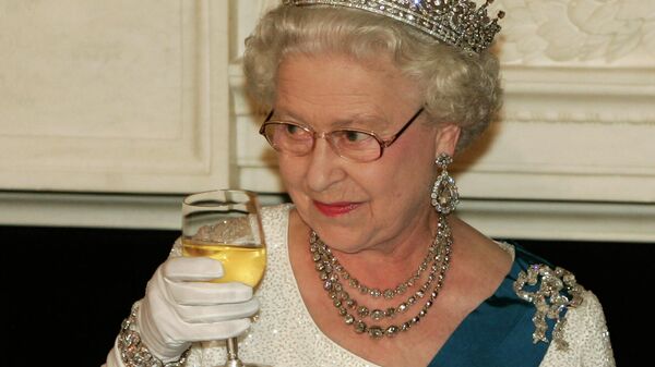 La reina Isabel II levanta su copa después de hacer un brindis durante una cena de Estado en la Casa Blanca (EEUU) en 2007 - Sputnik Mundo