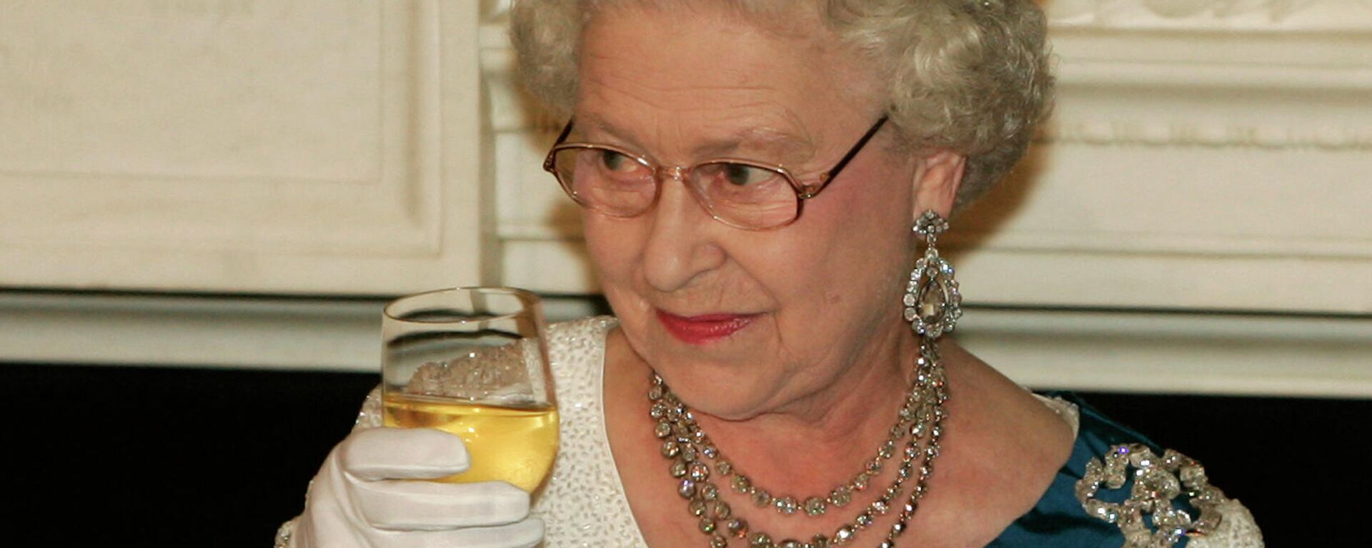 La reina Isabel II levanta su copa después de hacer un brindis durante una cena de Estado en la Casa Blanca (EEUU) en 2007 - Sputnik Mundo, 1920, 16.10.2021
