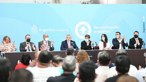 El presidente argentino, Alberto Fernández, en el Museo del Bicentenario de Casa Rosada, junto al gobernador, Gustavo Melella - Sputnik Mundo