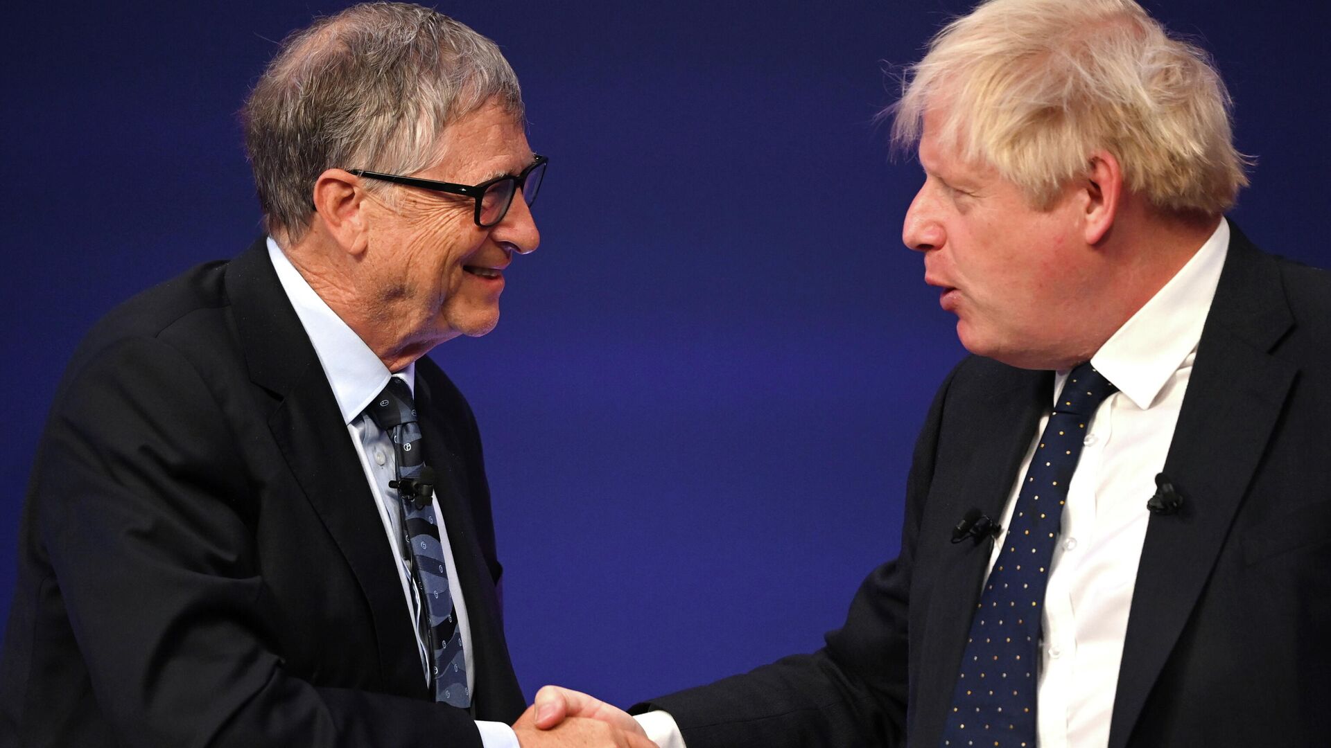 El primer ministro británico, Boris Johnson, y el cofundador de Microsoft, Bill Gates, se dan la mano. - Sputnik Mundo, 1920, 19.10.2021