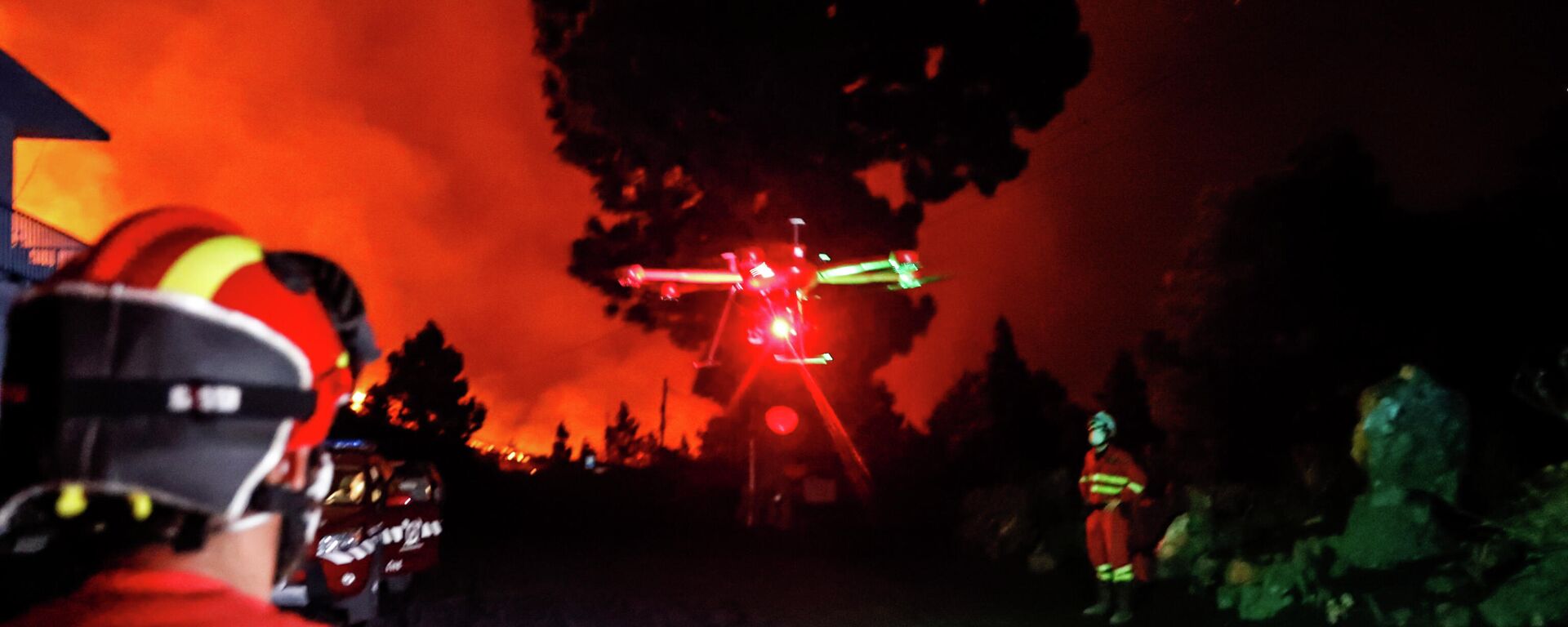 Un dron de la Unidad Militar de Emergencias (UME) estudia la erupción del volcán de Cumbre Vieja en La Palma (España)
 - Sputnik Mundo, 1920, 19.10.2021