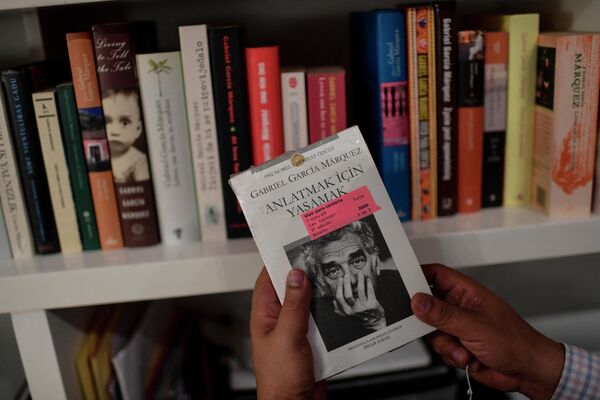 Subasta de 400 prendas del escritor colombiano Gabriel García Márquez y su esposa Mercedes - Sputnik Mundo