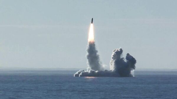 Lanzamiento de un misil balístico Bulavá desde un submarino en el mar Blanco - Sputnik Mundo