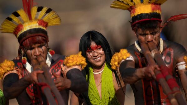 Люди племен Явалапити, Калапало и Мехинако играют на бамбуковых флейтах уруа во время похоронного ритуала Куаруп в память о вожде в парке коренных народов Шингу в Бразилии - Sputnik Mundo