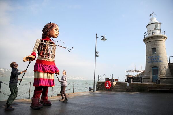 La pequeña Amal, una muñeca de 3,5 metros que representa a una joven refugiada siria, llegó a Folkestone (Reino Unido) durante su viaje de 8.000 km desde Turquía al Reino Unido para concienciar sobre los problemas de los jóvenes refugiados. - Sputnik Mundo