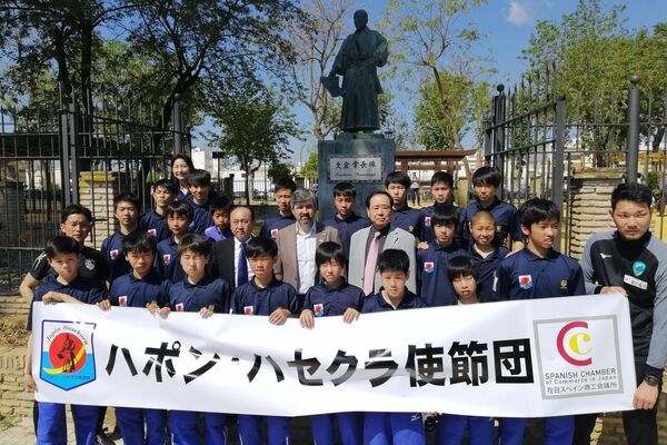 Partido de futbol para estrechar relaciones con Japón ante la escultura del samurai - Sputnik Mundo