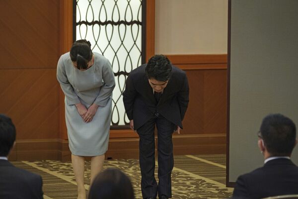 Antes de casarse, Mako visitó a sus abuelos, el exemperador Akihito y la exemperatriz Michiko, para informarles de su inminente matrimonio.En la foto: el saludo de la exprincesa Mako y su esposo Kei Komuro durante una rueda de prensa celebrada después de su boda. - Sputnik Mundo